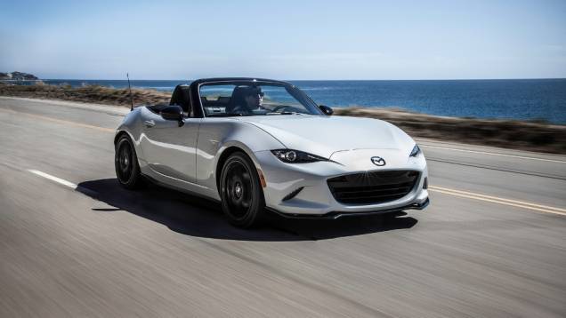 Roadster oferece deslizamento de diferencial limitado e transmissão SKYACTIV-MT manual de seis velocidades | <a href="https://quatrorodas.abril.com.br/noticias/saloes/new-york-2015/mazda-divulga-novo-mx-5-miata-club-852338.shtml" rel="migration">Leia mais</a> Roadster oferece deslizamento de diferencial limitado e transmissão SKYACTIV-MT manual de seis velocidades | <a href="https://quatrorodas.abril.com.br/noticias/saloes/new-york-2015/mazda-divulga-novo-mx-5-miata-club-852338.shtml" rel="migration">Leia mais</a>