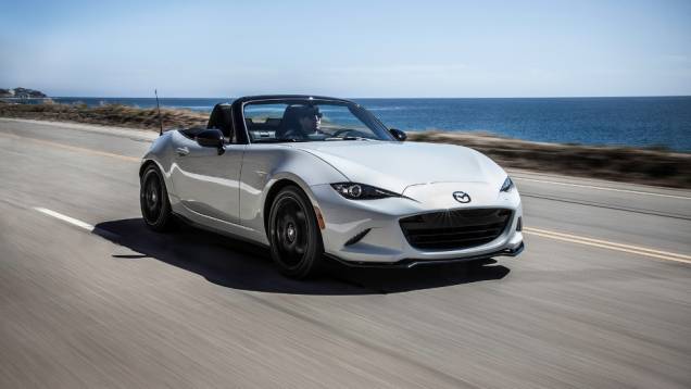 Roadster oferece deslizamento de diferencial limitado e transmissão SKYACTIV-MT manual de seis velocidades | <a href="https://quatrorodas.abril.com.br/noticias/saloes/new-york-2015/mazda-divulga-novo-mx-5-miata-club-852338.shtml" rel="migration">Leia mais</a>