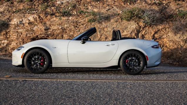 Modelo pesa 1057 kg e 68 kg a menos do que o antecessor | <a href="https://quatrorodas.abril.com.br/noticias/saloes/new-york-2015/mazda-divulga-novo-mx-5-miata-club-852338.shtml" rel="migration">Leia mais</a>