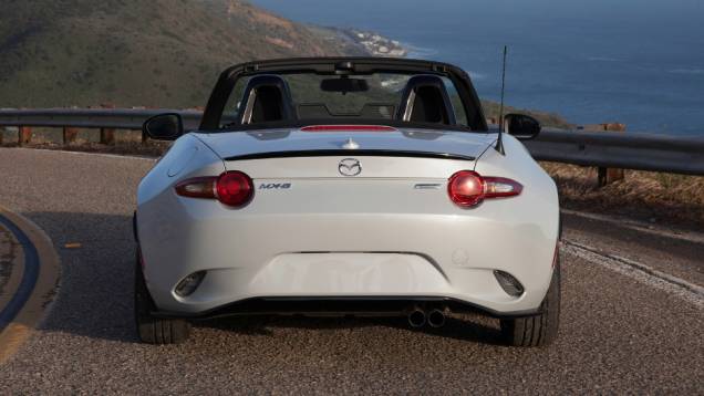 Proprietários podem optar pelo upgrade contendo: freios Brembo, rodas BBS de 17 polegadas e kit aerodinâmico | <a href="https://quatrorodas.abril.com.br/noticias/saloes/new-york-2015/mazda-divulga-novo-mx-5-miata-club-852338.shtml" rel="migration">Leia mais</a> Proprietários podem optar pelo upgrade contendo: freios Brembo, rodas BBS de 17 polegadas e kit aerodinâmico | <a href="https://quatrorodas.abril.com.br/noticias/saloes/new-york-2015/mazda-divulga-novo-mx-5-miata-club-852338.shtml" rel="migration">Leia mais</a>