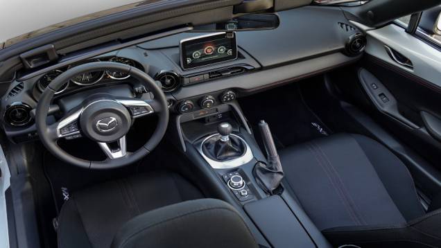 Versão topo de linha apresenta monitor toucscreen de 7 polegadas, sistema multimídia e navegação via satélite | <a href="https://quatrorodas.abril.com.br/noticias/saloes/new-york-2015/mazda-divulga-novo-mx-5-miata-club-852338.shtml" rel="migration">Leia mais</a> Versão topo de linha apresenta monitor toucscreen de 7 polegadas, sistema multimídia e navegação via satélite | <a href="https://quatrorodas.abril.com.br/noticias/saloes/new-york-2015/mazda-divulga-novo-mx-5-miata-club-852338.shtml" rel="migration">Leia mais</a>