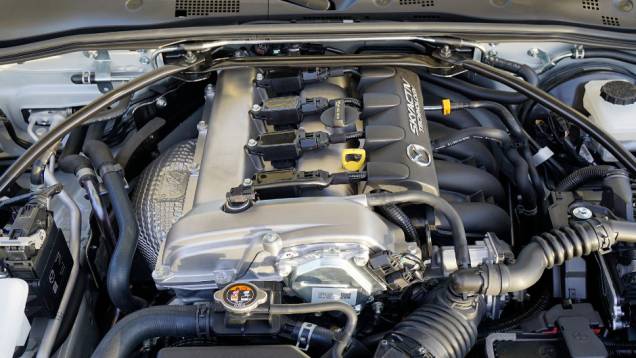 Modelo é equipado com o motor SKYACTIV-G 2.0 litros | <a href="https://quatrorodas.abril.com.br/noticias/saloes/new-york-2015/mazda-divulga-novo-mx-5-miata-club-852338.shtml" rel="migration">Leia mais</a> Modelo é equipado com o motor SKYACTIV-G 2.0 litros | <a href="https://quatrorodas.abril.com.br/noticias/saloes/new-york-2015/mazda-divulga-novo-mx-5-miata-club-852338.shtml" rel="migration">Leia mais</a>