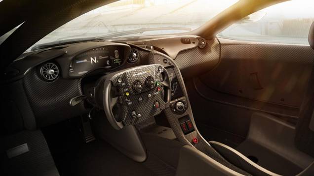 Interior é todo revestido em carbono e apresenta bancos concha e cintos de seis pontos | <a href="https://quatrorodas.abril.com.br/noticias/fabricantes/mclaren-revela-gtr-p1-volante-f1-807366.shtml" rel="migration">Leia mais</a>