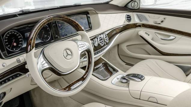 Luxo se faz presente na cabine, com volante revestido em couro e madeira, além do painel digital | <a href="https://quatrorodas.abril.com.br/noticias/saloes/losangeles-2014/mercedes-mostra-maybach-classe-s-los-angeles-816139.shtml" rel="migration">Leia mais</a>