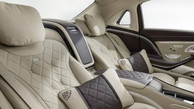 Poltronas individuais contam com ajustes de inclinação para os pés e a cabeça | <a href="https://quatrorodas.abril.com.br/noticias/saloes/losangeles-2014/mercedes-mostra-maybach-classe-s-los-angeles-816139.shtml" rel="migration">Leia mais</a>