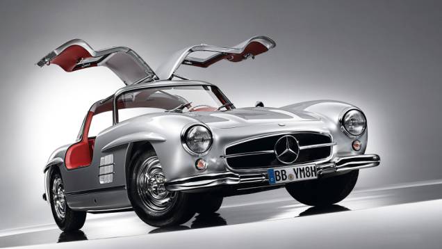1954 - Um dos roadsters mais estabelecidos da indústria começou como cupê, baseado no 300 SL de corrida de 1952, com suas inovadoras portas no estilo que ficou conhecido como asa-de-gaivota 1954 - Um dos roadsters mais estabelecidos da indústria começou como cupê, baseado no 300 SL de corrida de 1952, com suas inovadoras portas no estilo que ficou conhecido como asa-de-gaivota