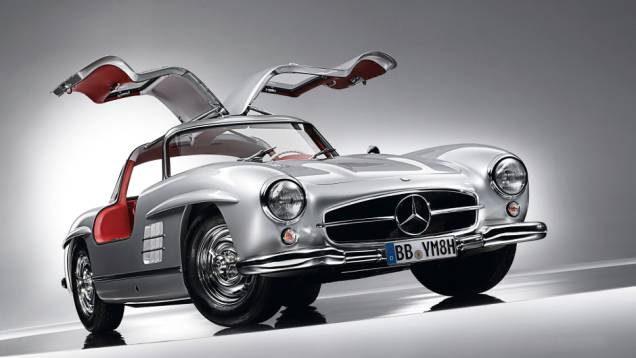 1954 - Um dos roadsters mais estabelecidos da indústria começou como cupê, baseado no 300 SL de corrida de 1952, com suas inovadoras portas no estilo que ficou conhecido como asa-de-gaivota