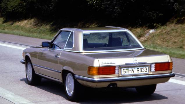 1980 - O 500 SL, com seus 241 cv, levava o roadster a acelerar de 0 a 100 km/h em 7,8 segundos, com 225 km/h de máxima. Na foto um 300 SL, versão produzida entre 1985 e 1989 1980 - O 500 SL, com seus 241 cv, levava o roadster a acelerar de 0 a 100 km/h em 7,8 segundos, com 225 km/h de máxima. Na foto um 300 SL, versão produzida entre 1985 e 1989
