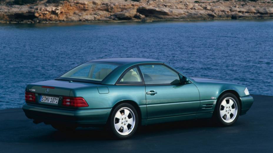 1989 - Barras anti-capotamento se elevavam automaticamente em 0,3 segundo e o teto rígido passou a ser feito de alumínio. O desenho suave e moderno rendeu ao SL o prêmio Car Design Award