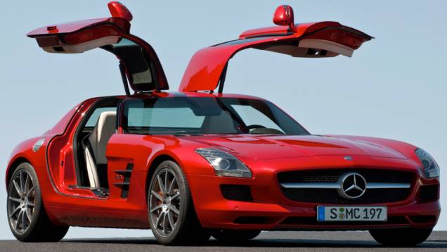 2010 - Superesportivo nitidamente inspirado no 300 SL de 1954, o SLS AMG foi o primeiro Mercedes de produção com as "asas" desde 1957. Seu V8 de 571 cv o levava a 317 km/h