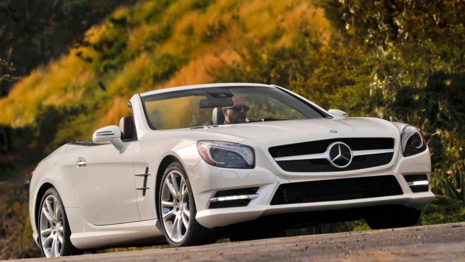 2012 - Num recorde de agilidade, a Mercedes apresentou uma geração 100% nova do SL. O destaque era a primeira carroceria de alumínio num Mercedes de produção, 110 kg mais leve que a anterior