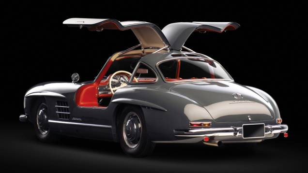 1954 - A ideia de uma versão de rua partiu do importador americano Max Hoffman. Lançado no Salão de Nova York, o SL adotava um seis-cilindros de 3.0 litros de 215 cv