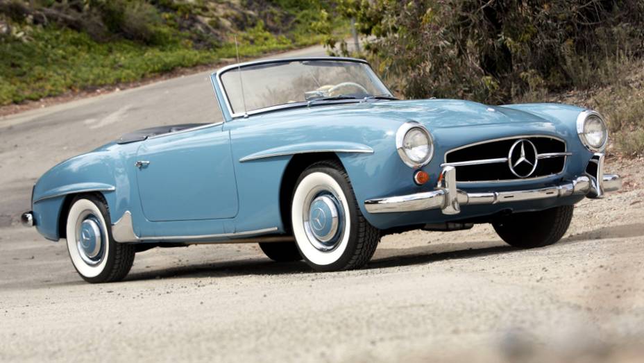 1955 - Primeira versão aberta, o 190SL tinha desenho mais simples, menos imponente e motor menor, de 1.9 litro e 105 cv apenas. Foi outra sugestão de Hoffman à Mercedes