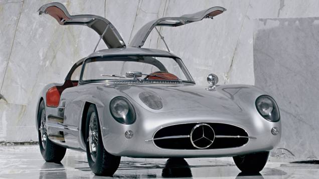 1955 - Só dois 300 SLR foram concluídos para correr as 24 Horas de Le Mans, mas a Mercedes abandonou o campeonato. Seu oito em linha produzia 300 cv e o cupê chegava a 288 km/h 1955 - Só dois 300 SLR foram concluídos para correr as 24 Horas de Le Mans, mas a Mercedes abandonou o campeonato. Seu oito em linha produzia 300 cv e o cupê chegava a 288 km/h