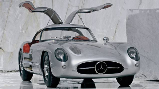 1955 - Só dois 300 SLR foram concluídos para correr as 24 Horas de Le Mans, mas a Mercedes abandonou o campeonato. Seu oito em linha produzia 300 cv e o cupê chegava a 288 km/h