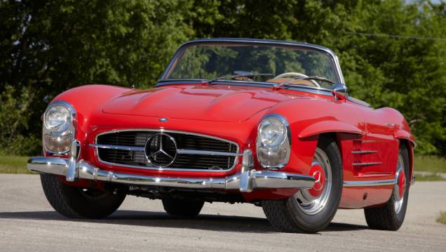 1957 - Ao sair de cena, o cupê SL deixou uma versão roadster à sua altura para 1958, iniciando a tradição que dura até hoje. Um teto rígido removível já era oferecido no 300 SL