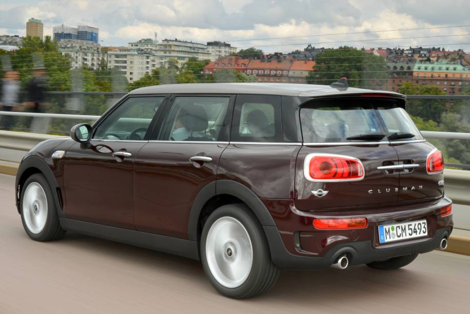 <strong>Mini Clubman</strong> – <a href="https://quatrorodas.abril.com.br/materia/mini-clubman-quebrador-tradicoes-chega-ao-brasil-r-179-950-924680" rel="O maior Mini já produzido chegou ao Brasil" target="_blank">O maior Mini já produzido chegou ao Brasil</a>. Com seis portas, a “perua” é vendida em versão única S com motor 2.0 turbo de 192 cv de potência e câmbio automático de oito marchas. 