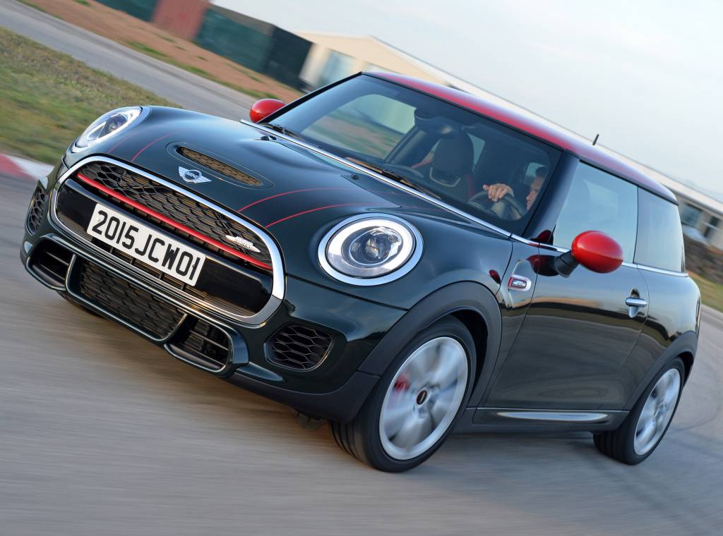 <strong>Mini John Cooper Works</strong> &ndash; <a href="https://quatrorodas.abril.com.br/materia/mini-cooper-john-cooper-works-912980/" rel="A vers&atilde;o mais apimentada do hatch" target="_blank">A vers&atilde;o mais apimentada do hatch</a> mostrou aos brasileiros que n&atilde;o &eacute; esportivo apenas na apar&ecirc;ncia: o motor 2.0 turbo de 231 cv o leva de 0 a 100 km/h em 6,2 segundos.&nbsp;