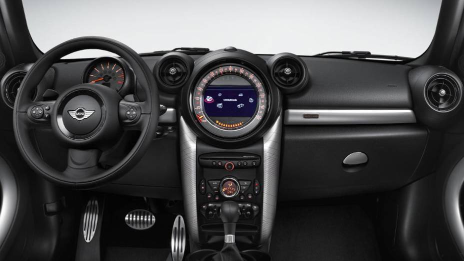 Cabine apresenta bancos em couro e kit Carbon Black, no console e painéis de portas | <a href="https://quatrorodas.abril.com.br/noticias/saloes/genebra-2015/mini-mostra-countryman-park-lane-842960.shtml" rel="migration">Leia mais</a>