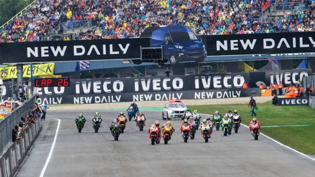 Largada em Assen | <a href="https://quatrorodas.abril.com.br/moto/noticias/pela-oitava-vez-consecutiva-vitoria-marquez-motogp-787522.shtml" rel="migration">Leia mais</a>