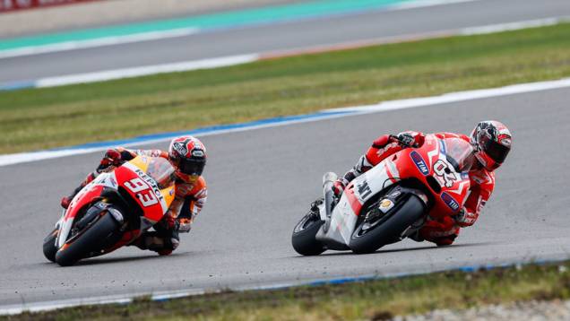 Corrida em Assen foi no sábado | <a href="https://quatrorodas.abril.com.br/moto/noticias/pela-oitava-vez-consecutiva-vitoria-marquez-motogp-787522.shtml" rel="migration">Leia mais</a>