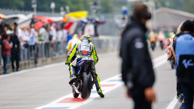 Tempo instável fez pilotos trocarem de motos durante a corrida | <a href="https://quatrorodas.abril.com.br/moto/noticias/pela-oitava-vez-consecutiva-vitoria-marquez-motogp-787522.shtml" rel="migration">Leia mais</a>