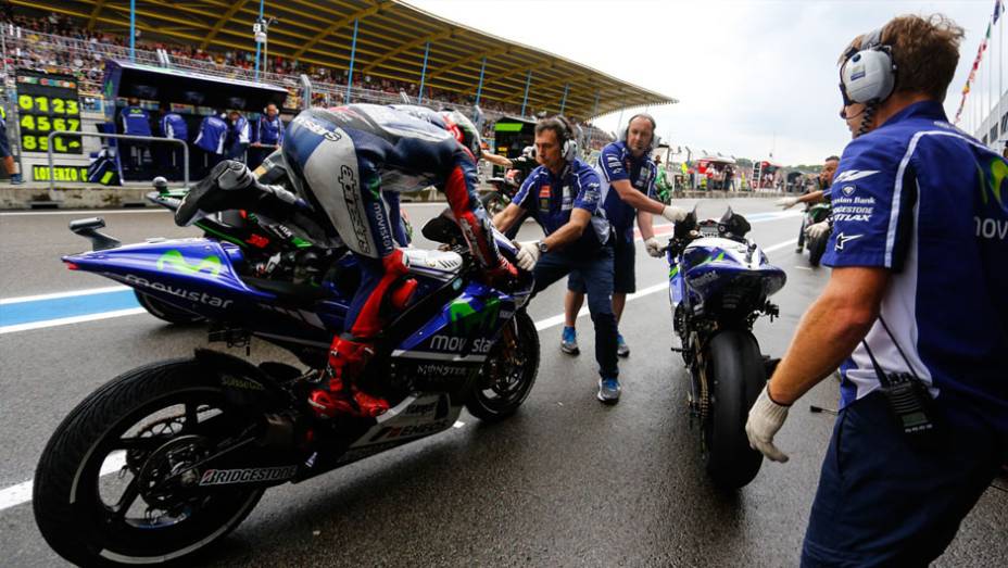 Tempo instável fez pilotos trocarem de motos durante a corrida | <a href="https://quatrorodas.abril.com.br/moto/noticias/pela-oitava-vez-consecutiva-vitoria-marquez-motogp-787522.shtml" rel="migration">Leia mais</a>