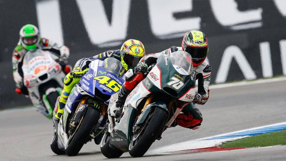 Com pista seca ou molhada, Valentino deu show saindo de último lugar | <a href="https://quatrorodas.abril.com.br/moto/noticias/pela-oitava-vez-consecutiva-vitoria-marquez-motogp-787522.shtml" rel="migration">Leia mais</a>