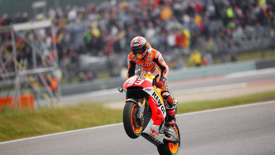 Márquez, oito vitórias no ano | <a href="https://quatrorodas.abril.com.br/moto/noticias/pela-oitava-vez-consecutiva-vitoria-marquez-motogp-787522.shtml" rel="migration">Leia mais</a>