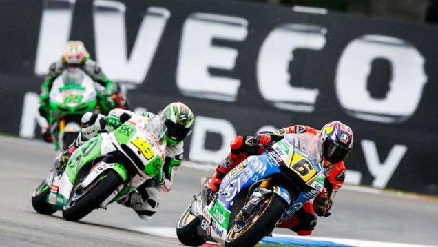 Belas imagens de Assen | <a href="https://quatrorodas.abril.com.br/moto/noticias/pela-oitava-vez-consecutiva-vitoria-marquez-motogp-787522.shtml" rel="migration">Leia mais</a> Belas imagens de Assen | <a href="https://quatrorodas.abril.com.br/moto/noticias/pela-oitava-vez-consecutiva-vitoria-marquez-motogp-787522.shtml" rel="migration">Leia mais</a>
