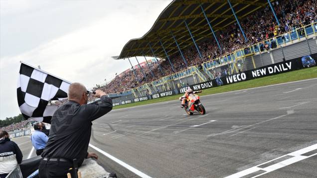 Marc cruza a linha de chegada! | <a href="https://quatrorodas.abril.com.br/moto/noticias/pela-oitava-vez-consecutiva-vitoria-marquez-motogp-787522.shtml" rel="migration">Leia mais</a>