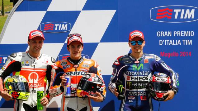 Os três primeiros no grid de largada para a MotoGP em Mugello | <a href="https://quatrorodas.abril.com.br/moto/noticias/marc-marquez-mantem-regularidade-pole-mugello-784738.shtml" rel="migration">Leia mais</a>