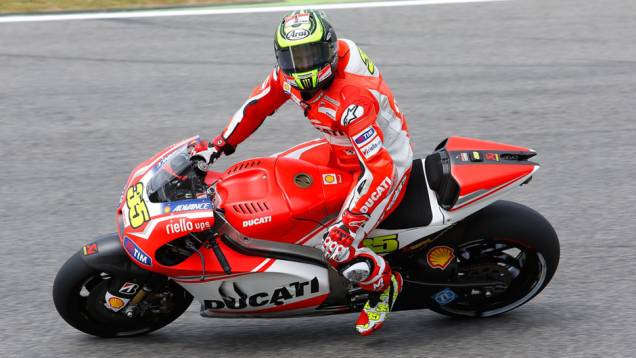 Cal Crutchlow com sua Ducati | <a href="https://quatrorodas.abril.com.br/moto/noticias/marc-marquez-mantem-regularidade-pole-mugello-784738.shtml" rel="migration">Leia mais</a>