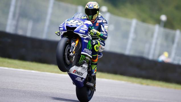 Valentino Rossi empina sua Yamaha durante classificatório | <a href="https://quatrorodas.abril.com.br/moto/noticias/marc-marquez-mantem-regularidade-pole-mugello-784738.shtml" rel="migration">Leia mais</a>