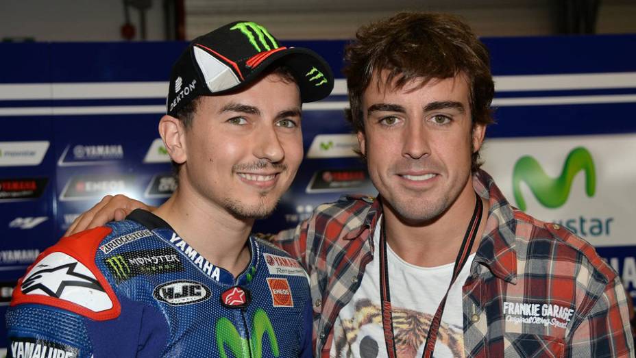 Jorge Lorenzo e Fernando Alonso | <a href="https://quatrorodas.abril.com.br/moto/noticias/marc-marquez-mantem-regularidade-pole-mugello-784738.shtml" rel="migration">Leia mais</a>