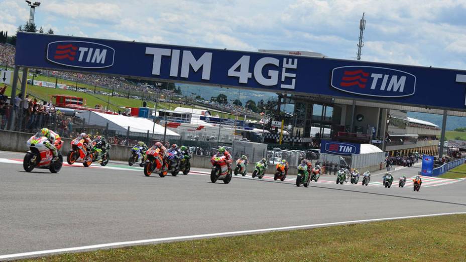 Largada da etapa em Mugello | <a href="https://quatrorodas.abril.com.br/moto/noticias/marquez-bate-lorenzo-briga-acirrada-garante-sexta-vitoria-784758.shtml" rel="migration">Leia mais</a>