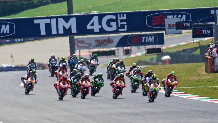 Largada da etapa em Mugello | <a href="https://quatrorodas.abril.com.br/moto/noticias/marquez-bate-lorenzo-briga-acirrada-garante-sexta-vitoria-784758.shtml" rel="migration">Leia mais</a>