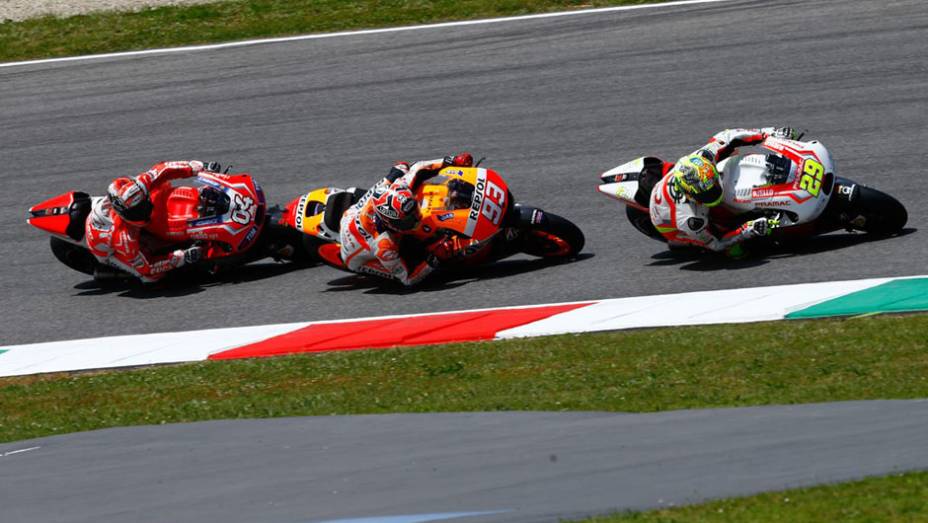 Corrida inteira acirrada da MotoGP na Itália | <a href="https://quatrorodas.abril.com.br/moto/noticias/marquez-bate-lorenzo-briga-acirrada-garante-sexta-vitoria-784758.shtml" rel="migration">Leia mais</a>