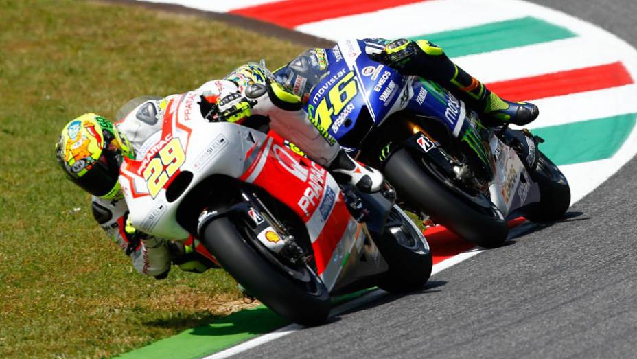 Andrea Iannone e Valentino Rossi em ação | <a href="https://quatrorodas.abril.com.br/moto/noticias/marquez-bate-lorenzo-briga-acirrada-garante-sexta-vitoria-784758.shtml" rel="migration">Leia mais</a>