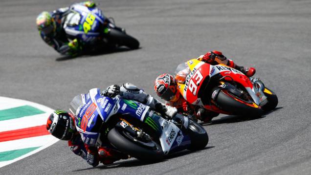 Lorenzo, Márquez e Valentino | <a href="https://quatrorodas.abril.com.br/moto/noticias/marquez-bate-lorenzo-briga-acirrada-garante-sexta-vitoria-784758.shtml" rel="migration">Leia mais</a>