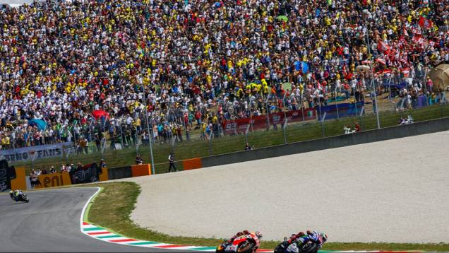 Torcida lotou a pista italiana e acompanhou grande disputa pela vitória | <a href="https://quatrorodas.abril.com.br/moto/noticias/marquez-bate-lorenzo-briga-acirrada-garante-sexta-vitoria-784758.shtml" rel="migration">Leia mais</a>