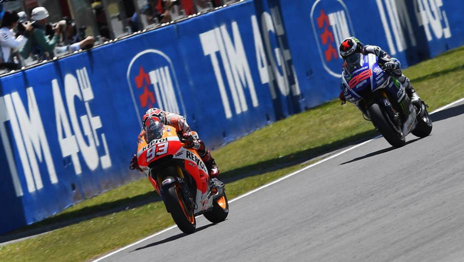 No final Márquez levou a melhor e venceu a sexta seguida no ano | <a href="https://quatrorodas.abril.com.br/moto/noticias/marquez-bate-lorenzo-briga-acirrada-garante-sexta-vitoria-784758.shtml" rel="migration">Leia mais</a>