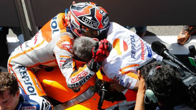 Marc Márquez comemora vitória com equipe Honda | <a href="https://quatrorodas.abril.com.br/moto/noticias/marquez-bate-lorenzo-briga-acirrada-garante-sexta-vitoria-784758.shtml" rel="migration">Leia mais</a>