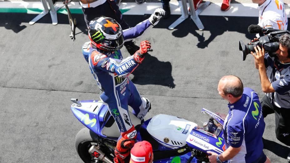 Lorenzo festeja segundo lugar com sua Yamaha | <a href="https://quatrorodas.abril.com.br/moto/noticias/marquez-bate-lorenzo-briga-acirrada-garante-sexta-vitoria-784758.shtml" rel="migration">Leia mais</a>