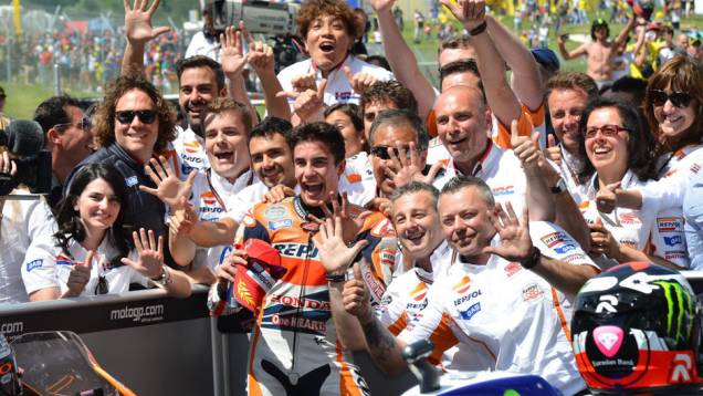 Marc Márquez e equipe Honda | <a href="https://quatrorodas.abril.com.br/moto/noticias/marquez-bate-lorenzo-briga-acirrada-garante-sexta-vitoria-784758.shtml" rel="migration">Leia mais</a>