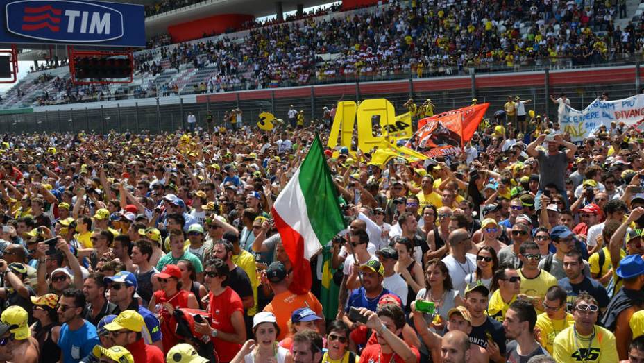 Torcida italiana invade pista após a dipsuta | <a href="https://quatrorodas.abril.com.br/moto/noticias/marquez-bate-lorenzo-briga-acirrada-garante-sexta-vitoria-784758.shtml" rel="migration">Leia mais</a>