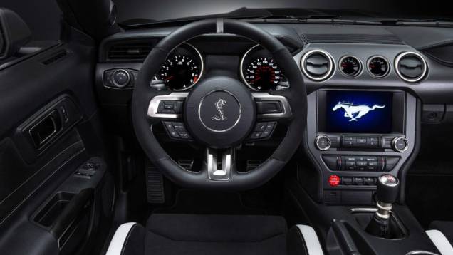 No interior mantém o conforto para dois ocupantes e só, já que... | <a href="https://quatrorodas.abril.com.br/noticias/saloes/detroit-2015/mustang-shelby-gt350r-lancado-pela-ford-824780.shtml" rel="migration">Leia mais</a> No interior mantém o conforto para dois ocupantes e só, já que... | <a href="https://quatrorodas.abril.com.br/noticias/saloes/detroit-2015/mustang-shelby-gt350r-lancado-pela-ford-824780.shtml" rel="migration">Leia mais</a>