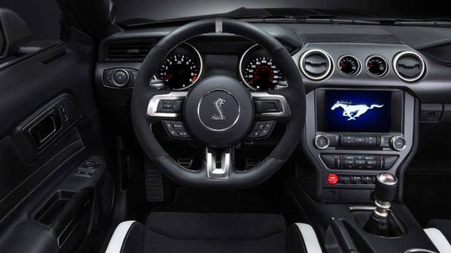 No interior mantém o conforto para dois ocupantes e só, já que... | <a href="https://quatrorodas.abril.com.br/noticias/saloes/detroit-2015/mustang-shelby-gt350r-lancado-pela-ford-824780.shtml" rel="migration">Leia mais</a>