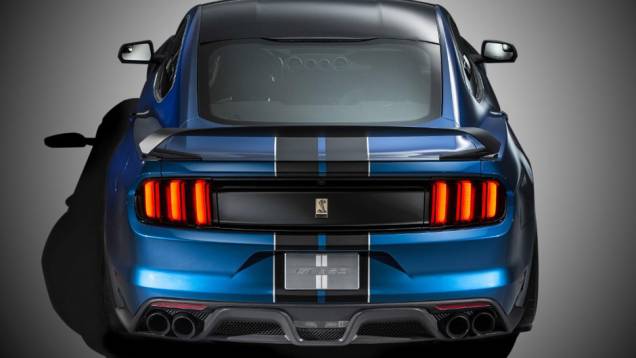 Faixas de corrida ajudam no ar agressivo e esportivo do modelo | <a href="https://quatrorodas.abril.com.br/noticias/saloes/detroit-2015/mustang-shelby-gt350r-lancado-pela-ford-824780.shtml" rel="migration">Leia mais</a> Faixas de corrida ajudam no ar agressivo e esportivo do modelo | <a href="https://quatrorodas.abril.com.br/noticias/saloes/detroit-2015/mustang-shelby-gt350r-lancado-pela-ford-824780.shtml" rel="migration">Leia mais</a>