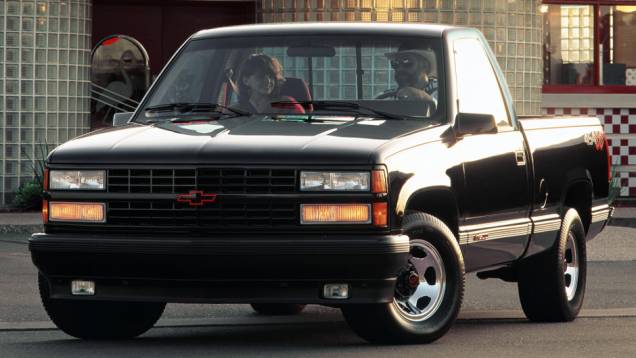 1) Chevrolet C1500 454 SS (1990-1993) - Visualmente, passaria batida. Mas nada leva a sigla SS na Chevrolet em vão. Com um câmbio automático de três velocidades, ela vinha munida de um V8 de bloco grande, 7.4 litros e 230 cv